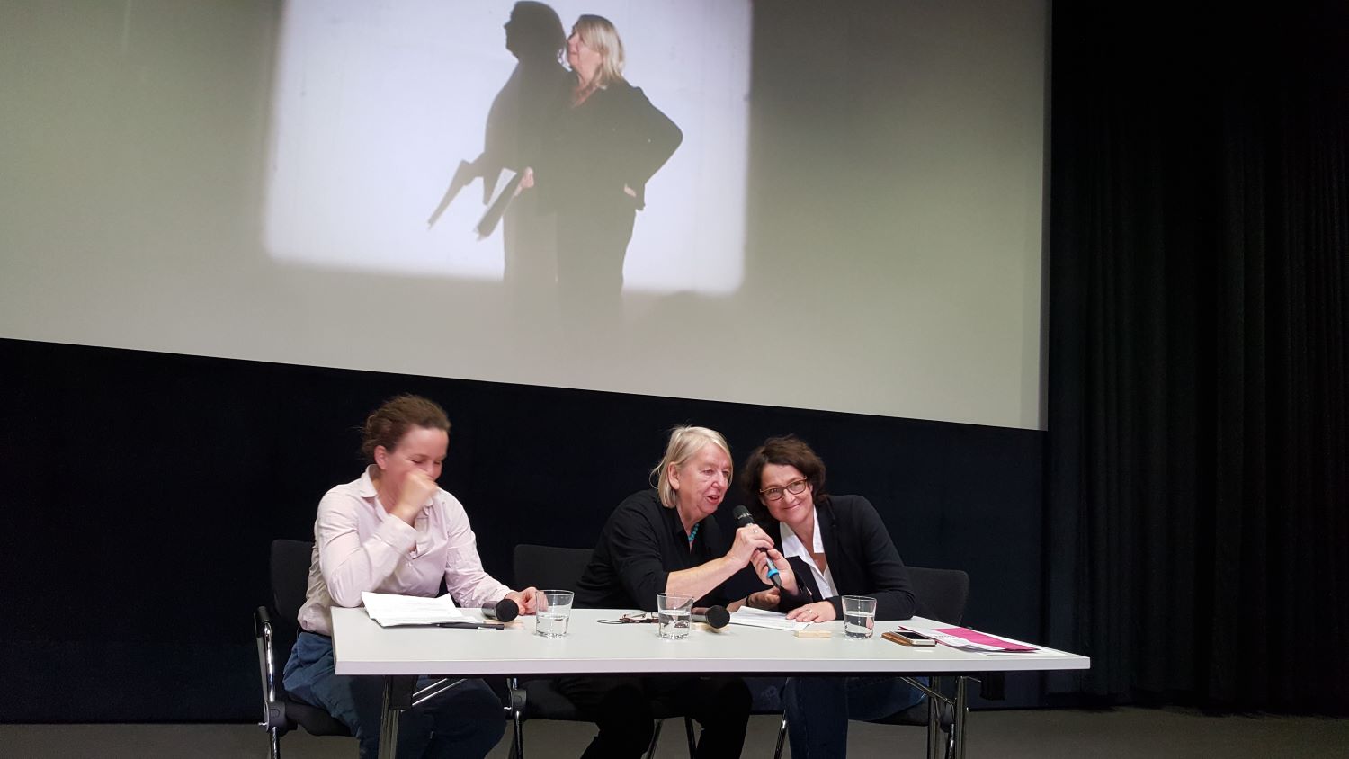 Birgit Hein mit Carolin schmitz und Gesa Marten bei der LaDOC Konferenz Kraftfelder. Foto: © Claudia Richarz